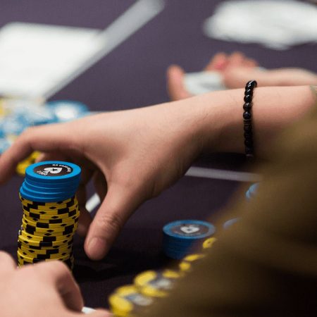 Что такое фолд в покере: когда пас необходим, а когда ошибочен
